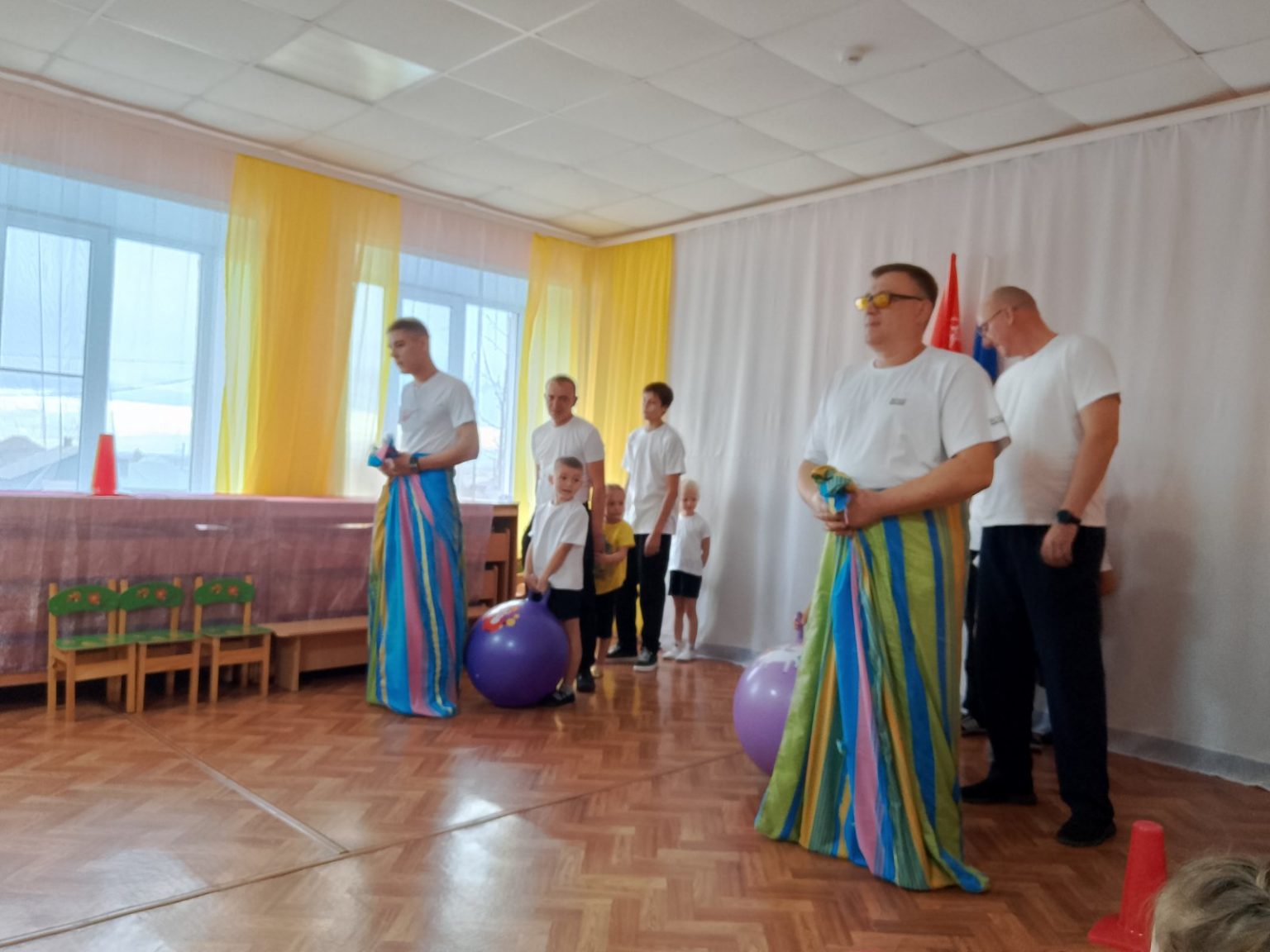 Спортивный праздник в школе. Спортивный праздник «веселые эстафеты!». Массовый спортивный праздник. Спортивные соревнования с родителями. День физкультурника спортивный праздник.